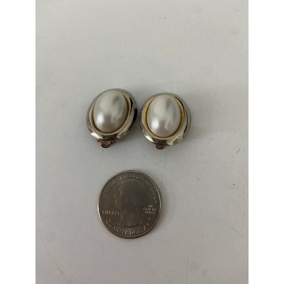 Vintage faux pearl clip on earrings - Picture 2 of 3